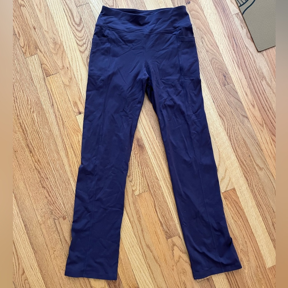 Plum athletic leggings with back and side pockets